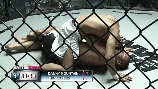 Azgın kaltak sikiş deliğinin güçlü ve şişmiş amcığı spermle dolu görünüyor