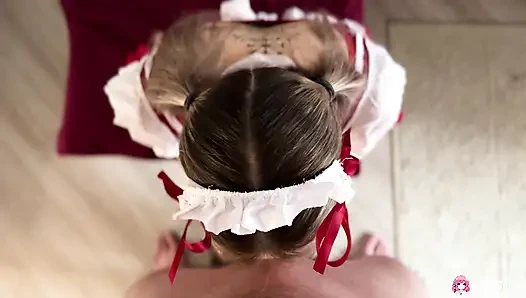 Sert bir yarak isteyen büyük memeli esmer hizmetçi Viki.