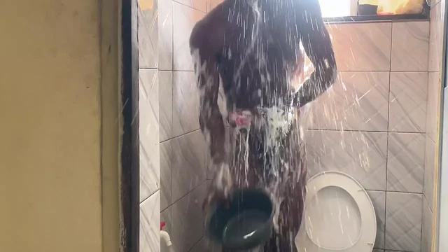 ДВЕ ПТИЦЫ-ЛЮБОВЬ ПРИНИМАЮТ В ВАННУЮ, ЧТОБЫ ПРИНЯТЬ ДУШ ПОСЛЕ СЕКСА С МАРАФОНОМ