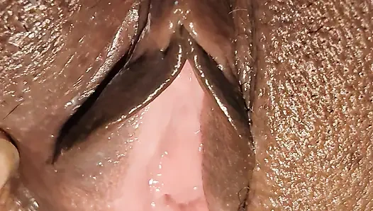 Bugün kocam beni arkadaşı tarafından sikiyor