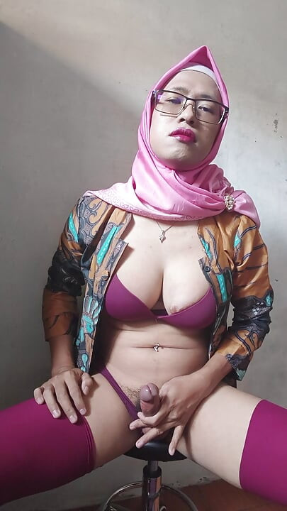 hijaab kinnar apne vishaal land ko marorte hue