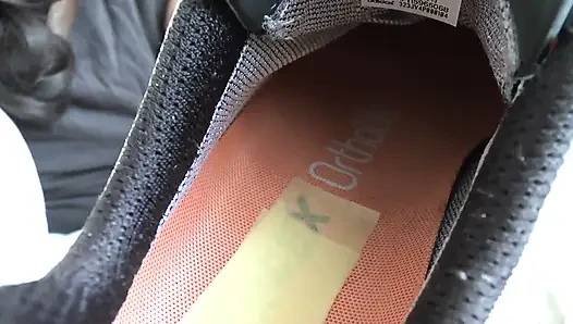 Nach dem training reinigt deine zunge meine Sneakersohlen - und du kannst in meinen turnschuhen schnüffeln