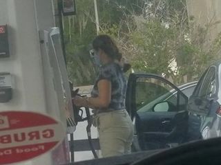 Bunda sexy latina no posto de gasolina