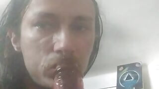 La sissy Mae fa un deepthroat ad un dildo (versione ASMR)