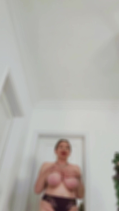Gientess topless