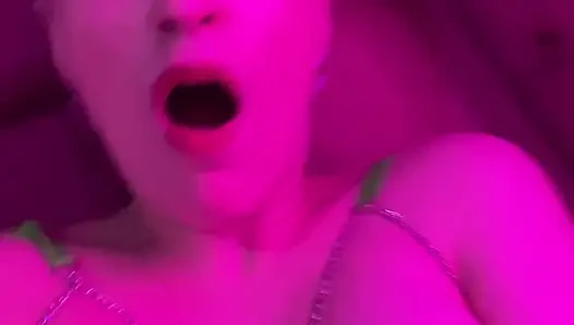 Aku lagi asik muasin memek dan pantatku sendirian!