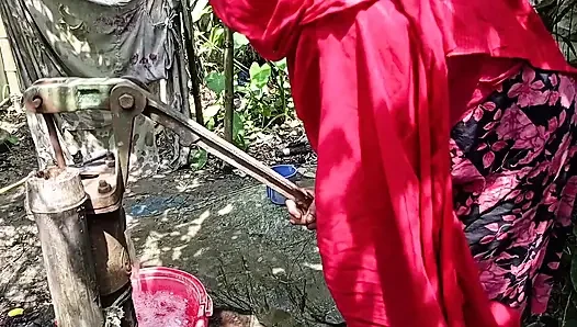 Ich fickte meine dorf-stiefschwester draußen, während sie ein bad nahm.