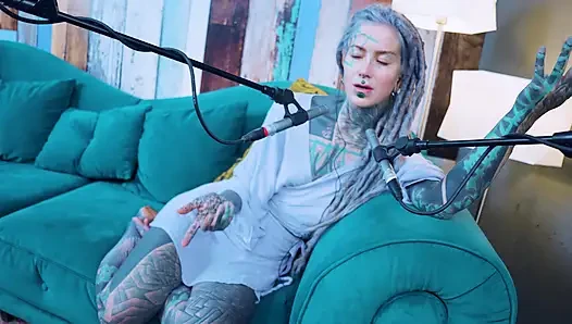 L - aşk hakkında konuşuyorum - asmr podcast sfw konuşuyor gotik sıska kız dreadlocks dövmeli model dövmeli kız