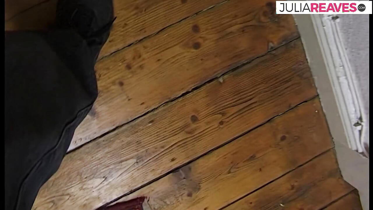 Kåt tjej avslöjar skrymmande bröst