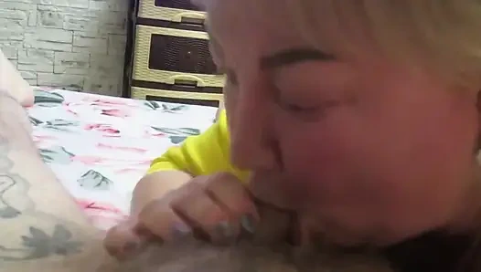 Schwiegermutter lutscht meinen schwanz und beobachtet, wie sperma daraus fließt