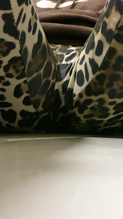 I piss in my new Leopard Leggings!