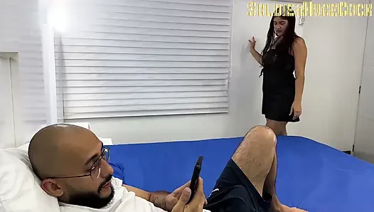 Ev arkadaşı ona ipad'imi ödünç verme karşılığında sikiliyor