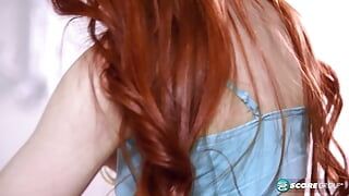 Siswi mungil rambut oranye dolly little melucuti seragamnya