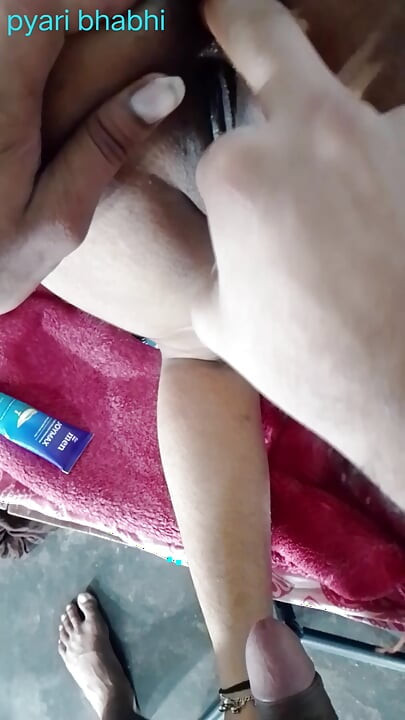Cur pizdă futută de pulă, pizdă care suge țâțe care sug lapte din sân și stă pe pulă în poziția capră și întinsă direct pe audio hindi