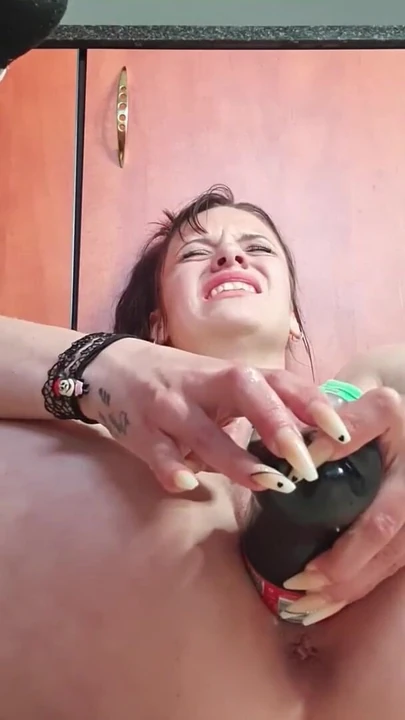 Momento deslumbrante de "SEXY MILF penetrando &chupando sua pequena buceta com diferentes objetos e itens"