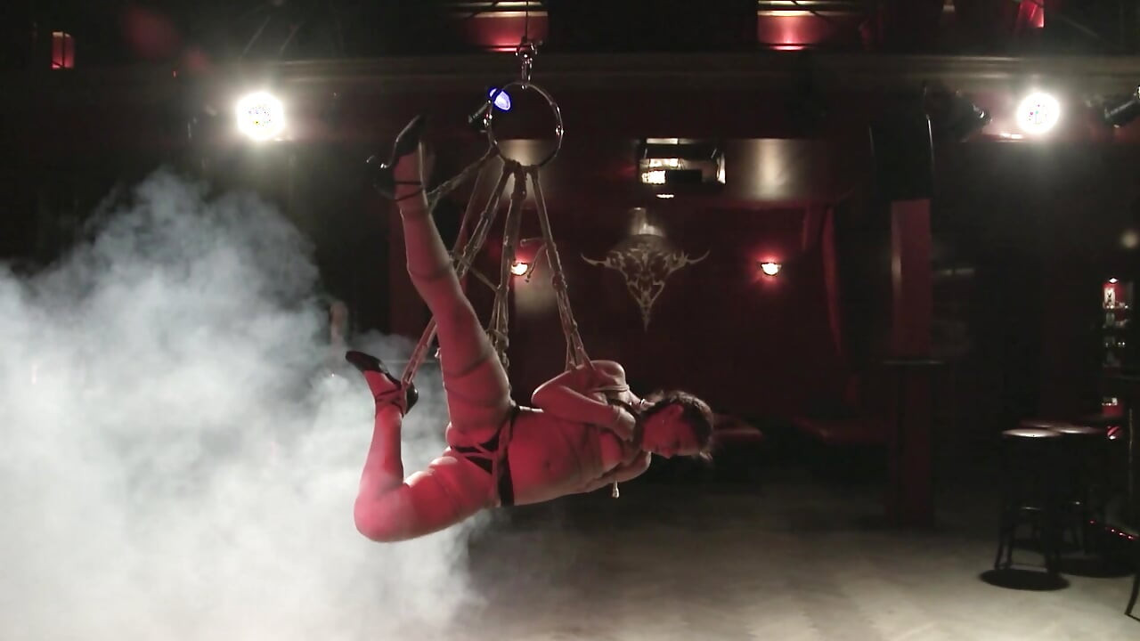 Sospensione sospesa miLF in bondage erotico: intensa sospensione BDSM ed eccitazione