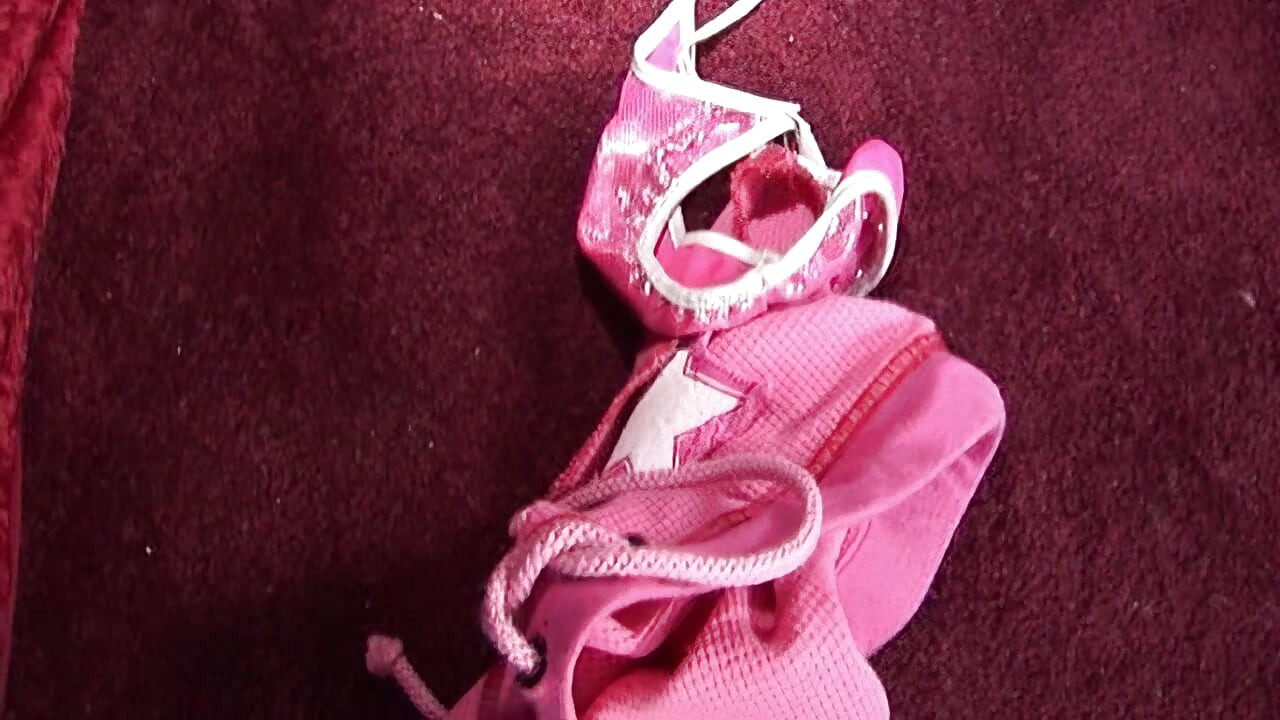 O mamă sexy neagră seducătoare imploră o pulă neagră masivă care să-i întindă găurile dispuse