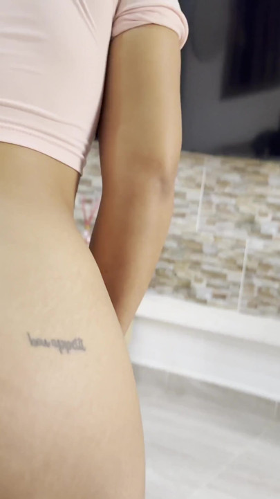 A meia-irmã colombiana queria que eu a fodesse ao lado da janela para que os vizinhos olhassem para ela redpo | Clipe 1