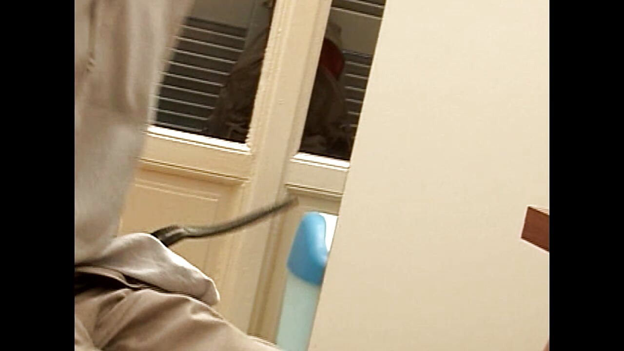 Tatlı genç kız üvey babası tarafından mutfakta sikiliyor