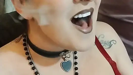 MILF raucht in einem bh