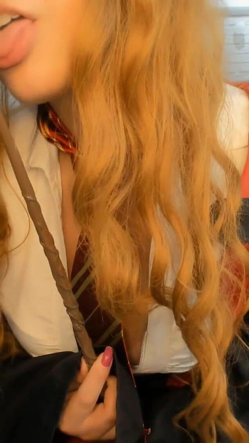 Oszałamiający moment z "Hermiona Granger cosplay z Harry Potter czerwone światło zielone światło szarpnąć off gry BIG ASS staraj się nie cum"