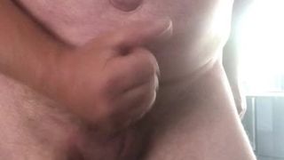 Orso paffuto si masturba con sperma cremoso