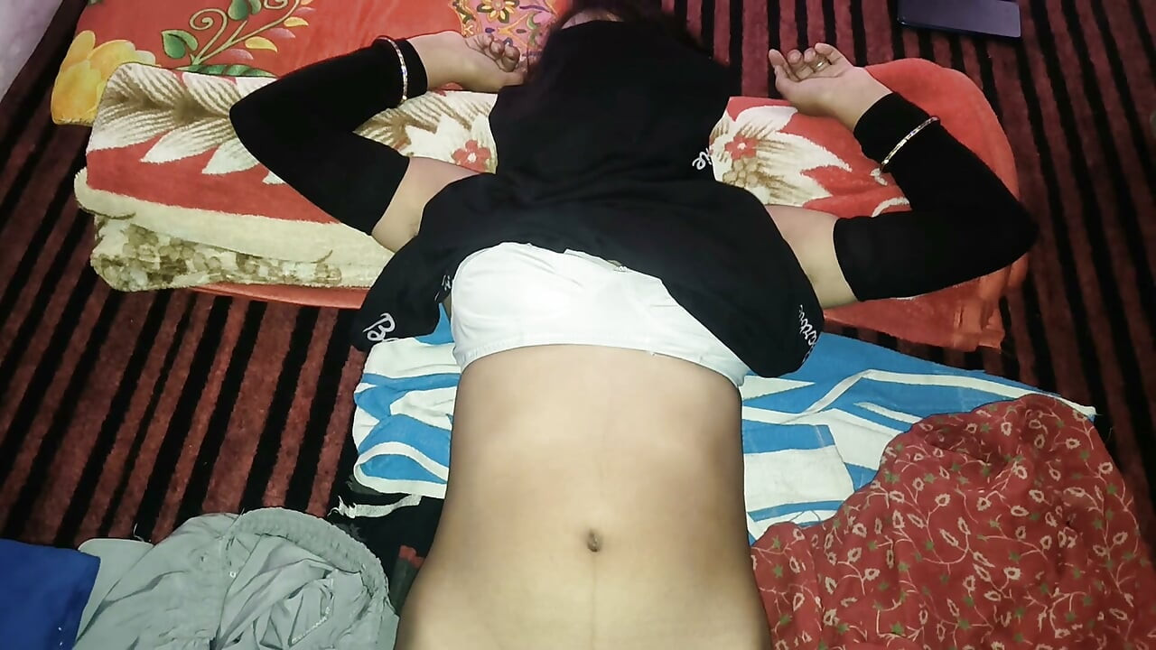 El coño de Nisha Bhabhi chorreó abundantemente