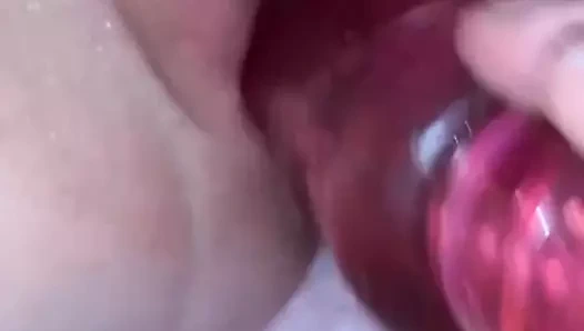 CreamyDixieLove играет со сливочной киской с вибраторами и дилдо, растягивающими тугую маленькую киску