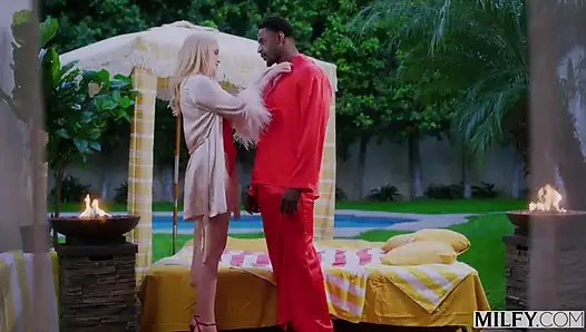 Голодная до большого черного члена милфа-блондинка Charlie поглощает член бывшего бойфренда