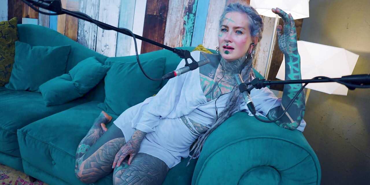 Eu falo sobre F - Fear - asmr podcast SFW falando gótica magrinha menina dreadlocks tatuagem modelo tatuada menina