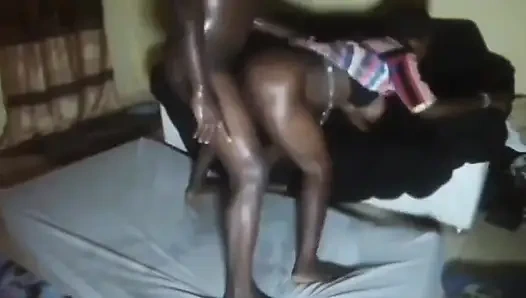 Es zeigt seine tabu-Kurven und lässt dich jegliche kontrolle verlieren