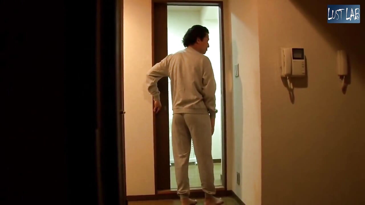 兄の妻と暮らす - 徐々に危険へと変わる気まずい緊張 - パート1