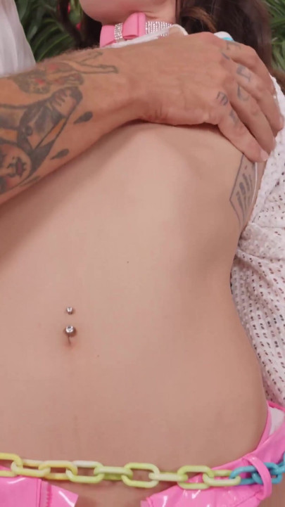 Sage Hunter deepthroats Bryan gozzling dybt og rimmer derefter hans røv sjusk! | Klip 1