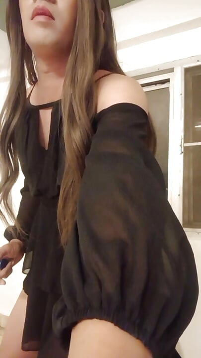 Crossdresser går runt i byggnaden och solo-sprutar.