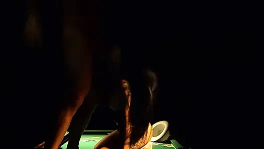 Горячий гэнгбэнг на столе у бассейна с танцами на шесте, соблазняет