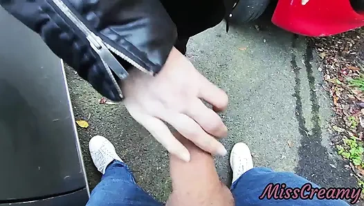 Засвет хуя - я вытаскиваю свой член перед горячей девушкой между автомобилями на улице, и она помогает мне кончить - настоящие очень рискованно