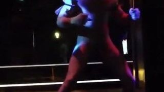 Stripper com um pau enorme está dançando