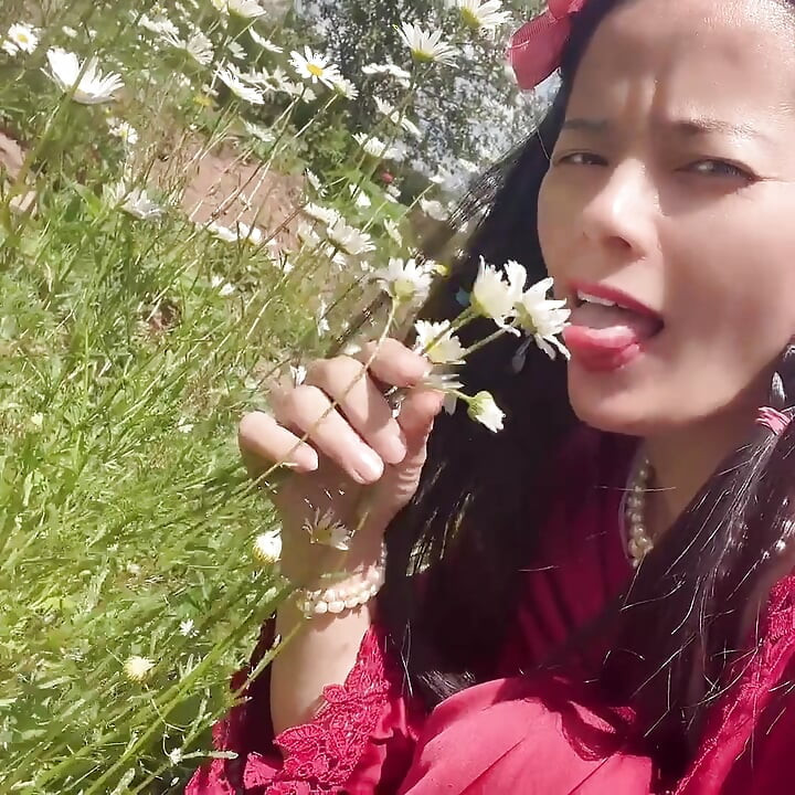Piss for Gardend on the Grass Beautifull
