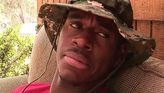 Cewek rambut pirang dengan lingerie dientot di luar ruangan sama cowok kulit hitam kontol besar