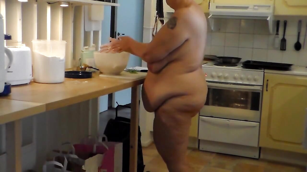 Nude baking by sexy Jen