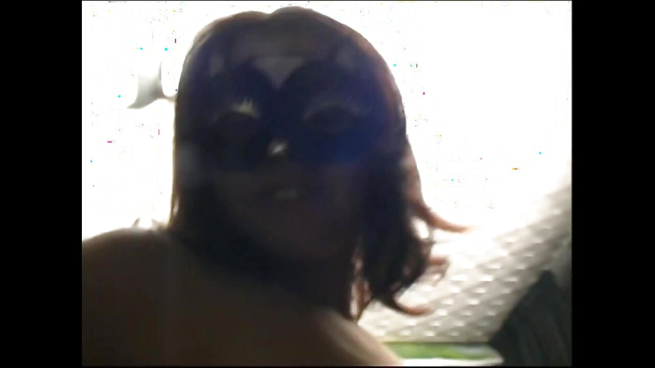 美丽的戴面具的大奶子素人熟女抚摸她湿润的阴户