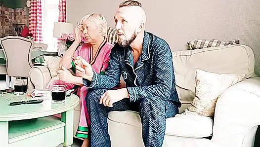 Tabu seks, üvey anne film izliyor, ben de ağzını açıyorum