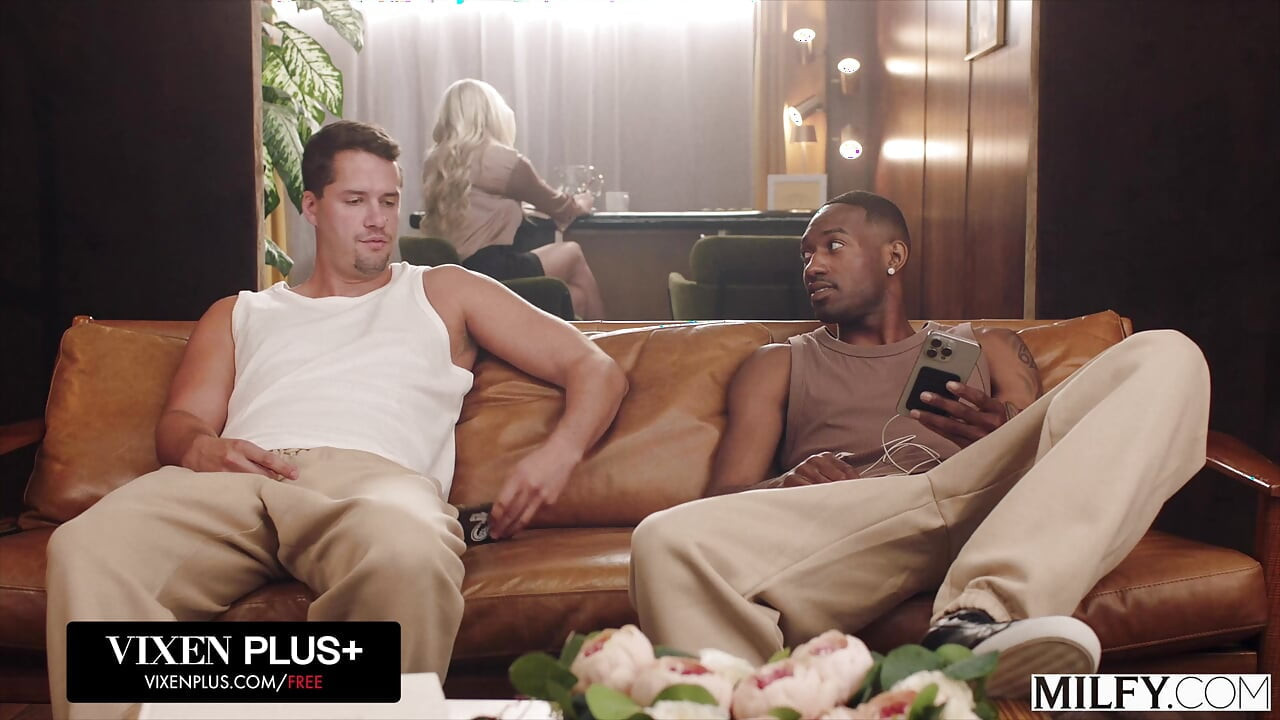 MIFLY plavokosa učiteljica milfa Brianna Coppage je duplo jebana od strane njenih bivših studenata