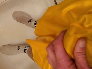 piss i gul adidas boxare och vit sox