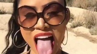 Sexy Aziatische vrouw - lange tong