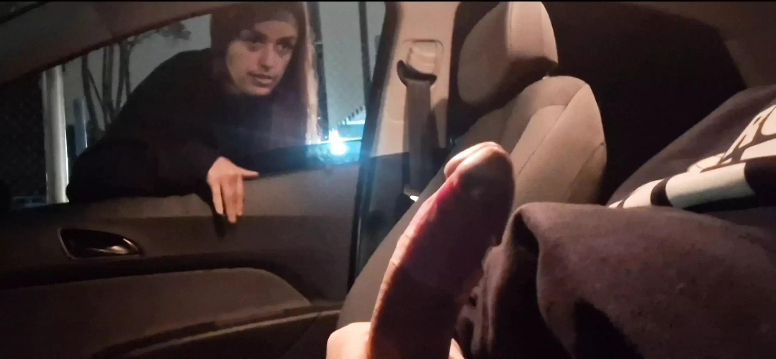 En demandant des informations à la fille dans la rue, j’ai sorti ma bite et je me suis masturbé