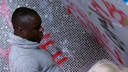 Azgın büyük götlü sarışın banyoda büyük zenci yarağıyla sikiliyor