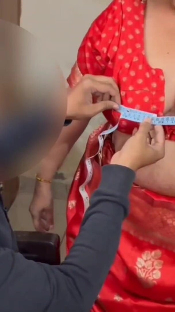 Desi Bhabhi jebana od krojača u trgovini. Vrlo vruć i jasan zvuk | Isječak 1