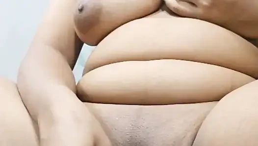 Aku muasin memekku pakai vibrator sampai muncrat