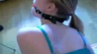 Красивая блондинка с кляпом во рту в домашнем видео